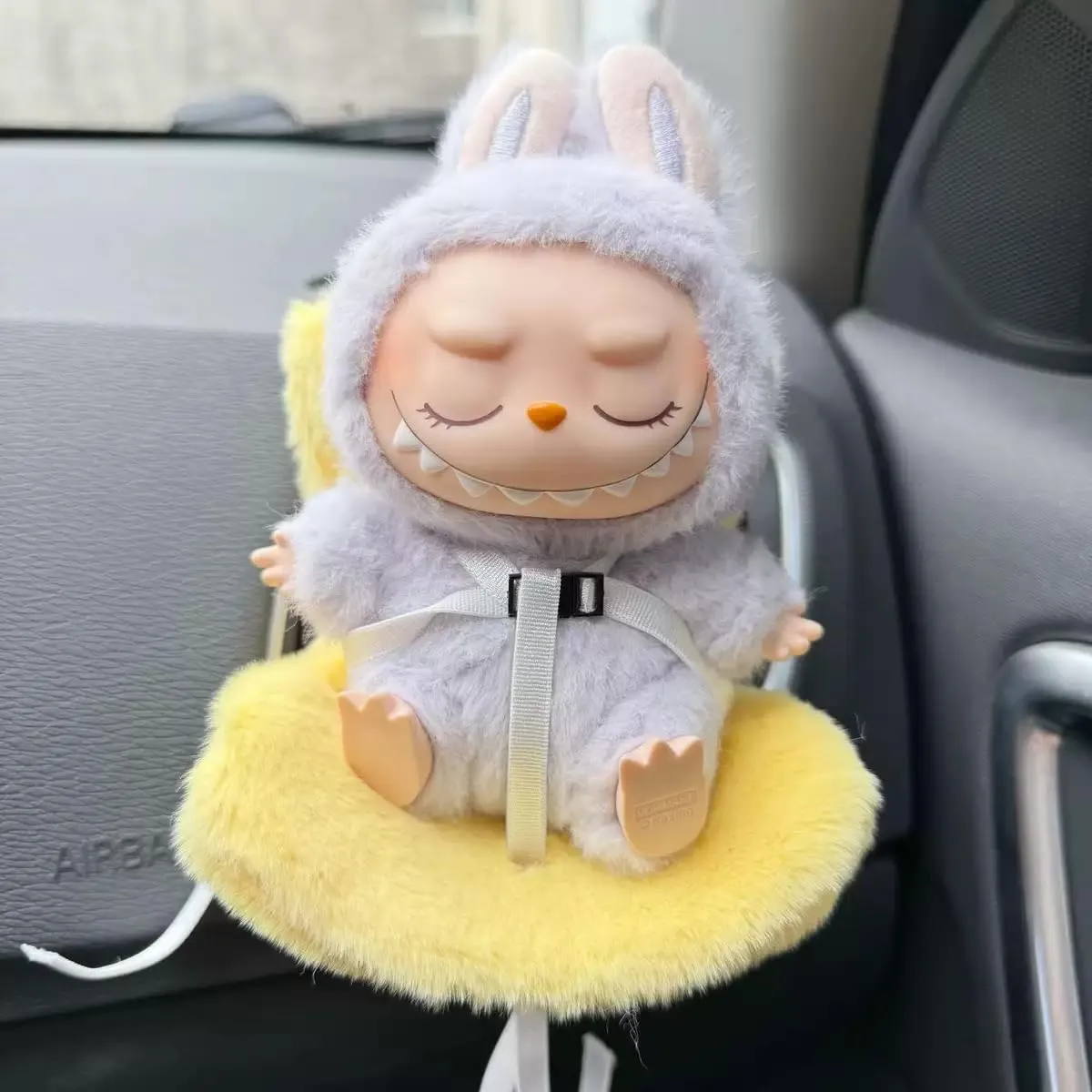 Labu Doll Car Seat Accessories – Safety Travel Carrier for 17cm Vinyl Toys (Fits LABU/Blythe/BJD/Pullip) | Kawaii Miniature Car Ride & Display Stand | Cute Collectible Figure Case（Yellow）